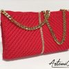Rosso Diamante: Borsa Fatta a Mano all'Uncinetto con dettagli Luminosi e catena dorata