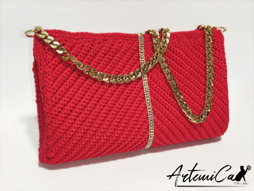 Rosso Diamante: Borsa Fatta a Mano all'Uncinetto con dettagli Luminosi e catena dorata
