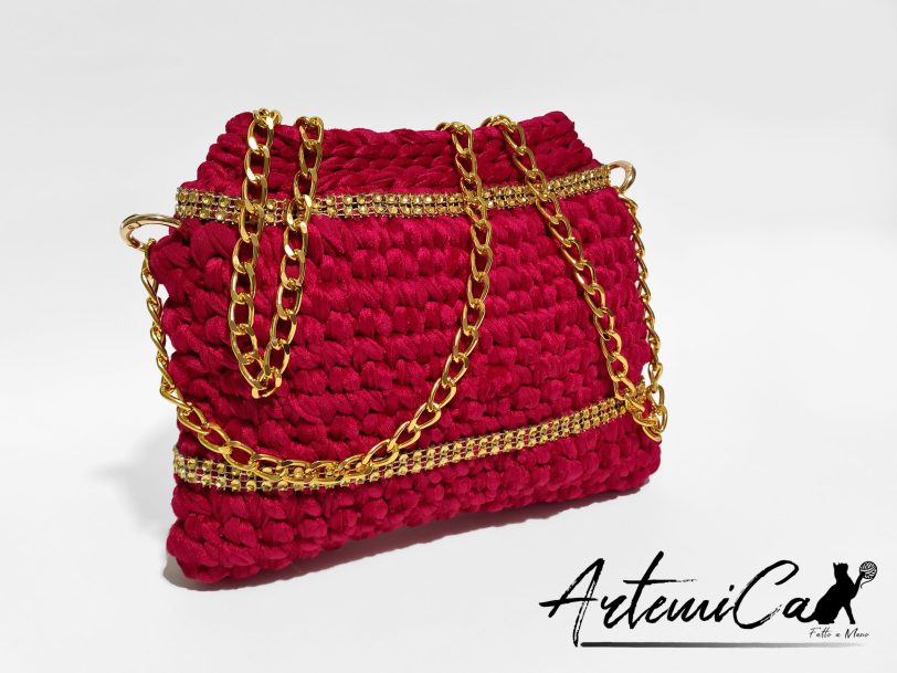 Clutch Fiamma Dorata: Borsa Fatta a Mano all'Uncinetto in Rosso con Strass e Catena dorata