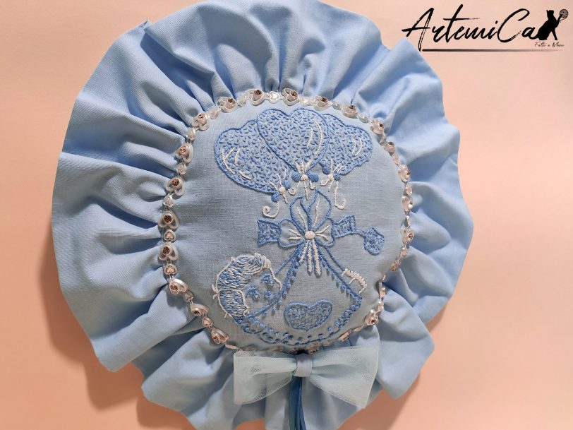 Fiocco di Cuori: Fiocco nascita azzurro Ricamato a Mano con dettagli artigianali