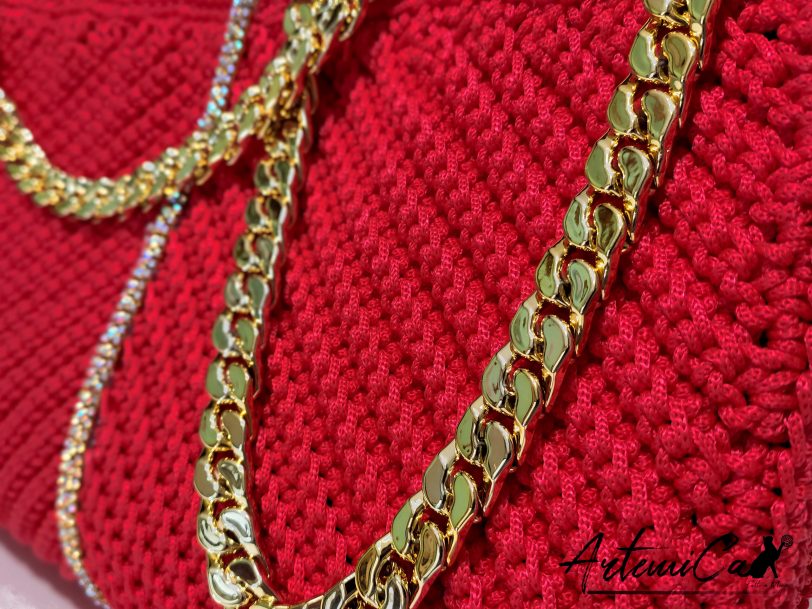 Rosso Diamante: Borsa Fatta a Mano all'Uncinetto con dettagli Luminosi e catena dorata