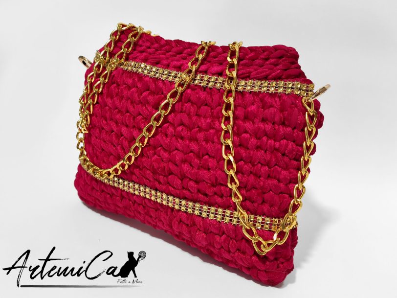 Clutch Fiamma Dorata: Borsa Fatta a Mano all'Uncinetto in Rosso con Strass e Catena dorata