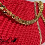 Rosso Diamante: Borsa Fatta a Mano all'Uncinetto con dettagli Luminosi e catena dorata
