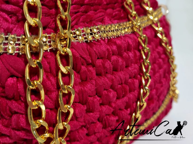 Clutch Fiamma Dorata: Borsa Fatta a Mano all'Uncinetto in Rosso con Strass e Catena dorata