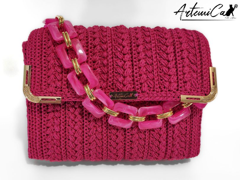 Pochette Polaris Fucsia: Borsa Fatta a mano all’Uncinetto in cordino Lurex Fucsia e Inserti in Oro