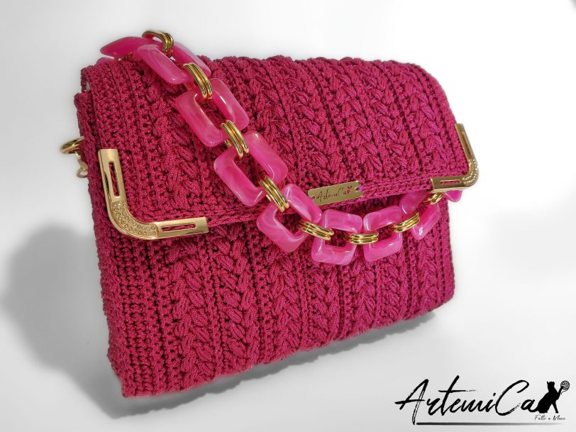 Pochette Polaris Fucsia: Borsa Fatta a mano all’Uncinetto in cordino Lurex Fucsia e Inserti in Oro