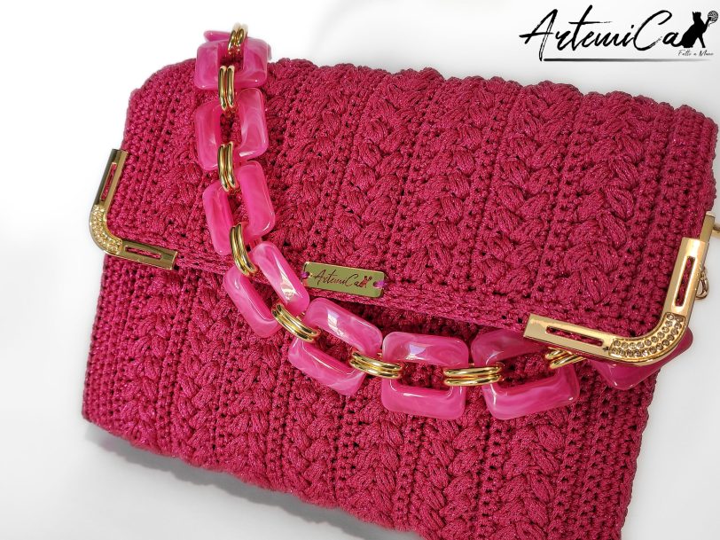 Pochette Polaris Fucsia: Borsa Fatta a mano all’Uncinetto in cordino Lurex Fucsia e Inserti in Oro