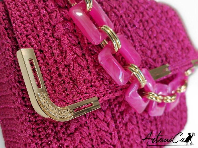 Pochette Polaris Fucsia: Borsa Fatta a mano all’Uncinetto in cordino Lurex Fucsia e Inserti in Oro
