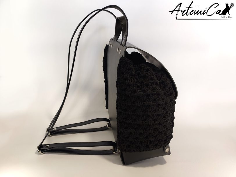 Zaino Black Poetry: fatto a mano all’uncinetto in cordino nero ed eco-pelle