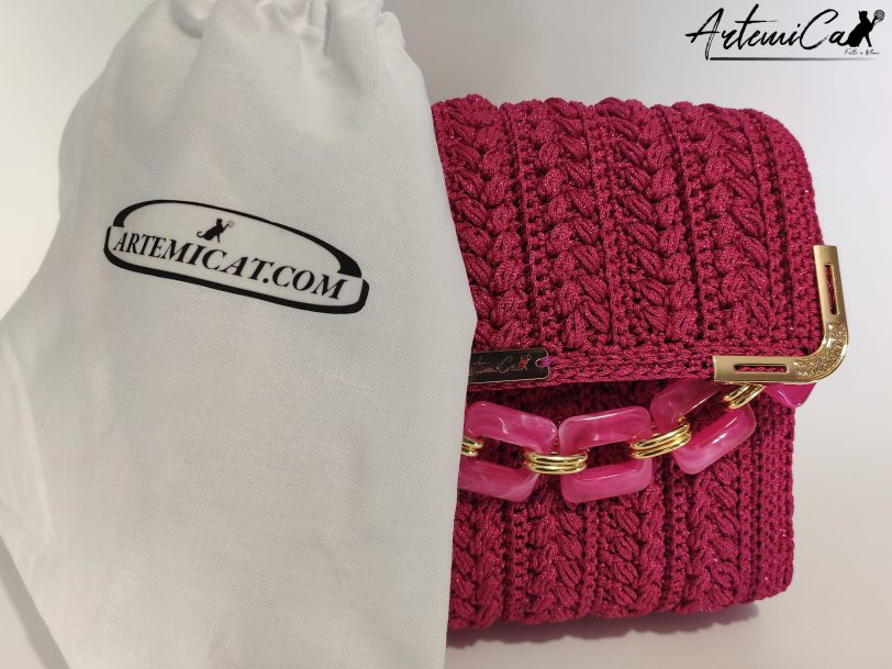 Pochette Polaris Fucsia: Borsa Fatta a mano all’Uncinetto in cordino Lurex Fucsia e Inserti in Oro