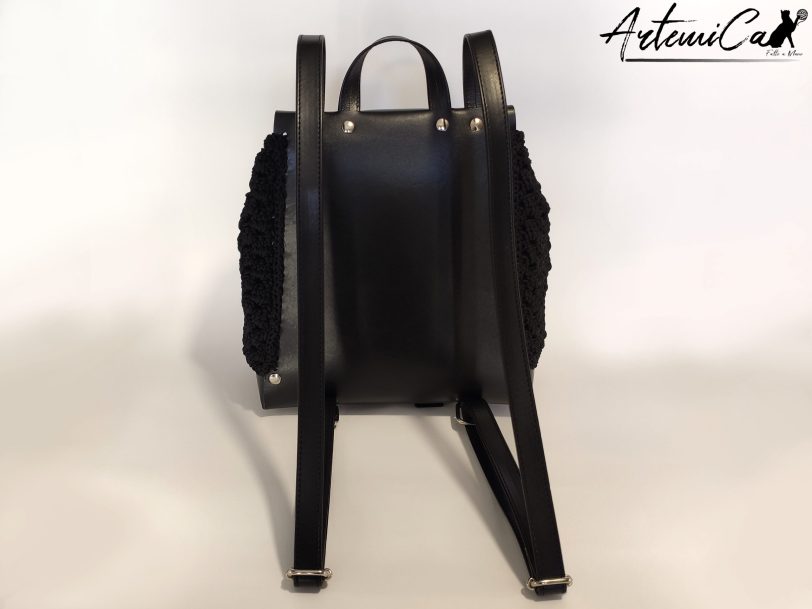 Zaino Black Poetry: fatto a mano all’uncinetto in cordino nero ed eco-pelle