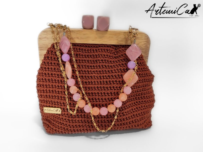 Pochette Ardor: Borsa Artigianale all’Uncinetto con Cordino Rame e chiusura Clic Clac in Legno