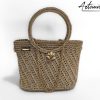 Pochette Bagliore di Stile: Borsa Fatta a Mano in Cordino Lurex Beige con Dettagli Oro e Spilla Floreale