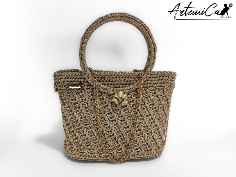 Pochette Bagliore di Stile: Borsa Fatta a Mano in Cordino Lurex Beige con Dettagli Oro e Spilla Floreale