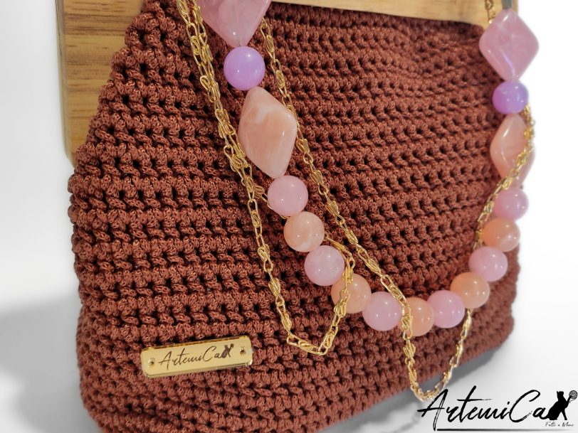 Pochette Ardor: Borsa Artigianale all’Uncinetto con Cordino Rame e chiusura Clic Clac in Legno
