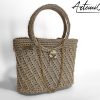 Pochette Bagliore di Stile: Borsa Fatta a Mano in Cordino Lurex Beige con Dettagli Oro e Spilla Floreale