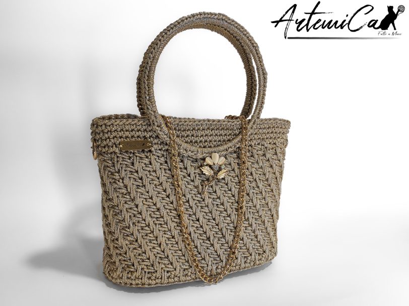 Pochette Bagliore di Stile: Borsa Fatta a Mano in Cordino Lurex Beige con Dettagli Oro e Spilla Floreale