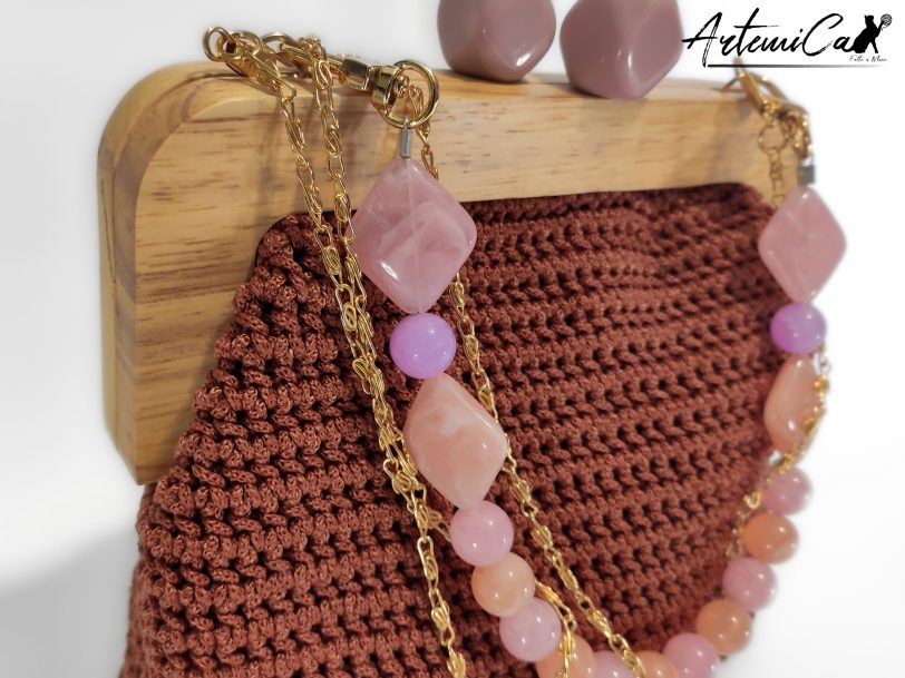 Pochette Ardor: Borsa Artigianale all’Uncinetto con Cordino Rame e chiusura Clic Clac in Legno