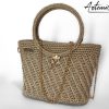 Pochette Bagliore di Stile: Borsa Fatta a Mano in Cordino Lurex Beige con Dettagli Oro e Spilla Floreale