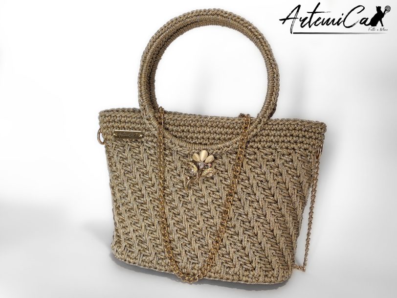 Pochette Bagliore di Stile: Borsa Fatta a Mano in Cordino Lurex Beige con Dettagli Oro e Spilla Floreale