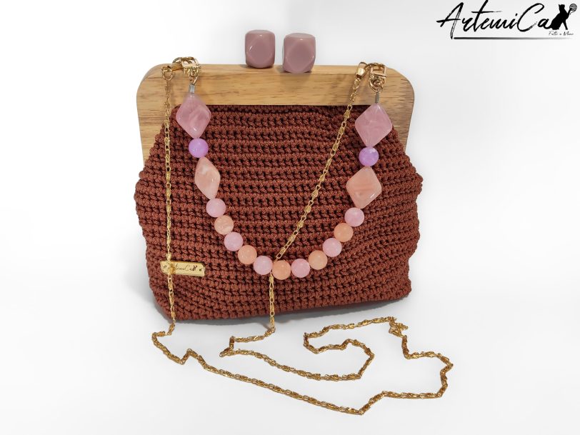 Pochette Ardor: Borsa Artigianale all’Uncinetto con Cordino Rame e chiusura Clic Clac in Legno