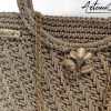 Pochette Bagliore di Stile: Borsa Fatta a Mano in Cordino Lurex Beige con Dettagli Oro e Spilla Floreale
