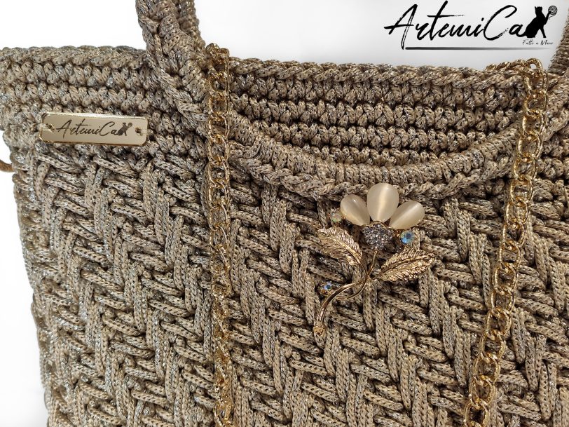 Pochette Bagliore di Stile: Borsa Fatta a Mano in Cordino Lurex Beige con Dettagli Oro e Spilla Floreale