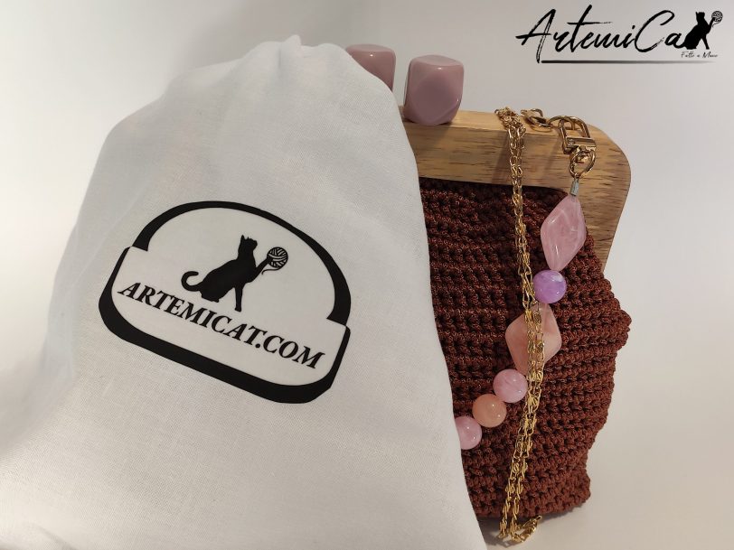 Pochette Ardor: Borsa Artigianale all’Uncinetto con Cordino Rame e chiusura Clic Clac in Legno