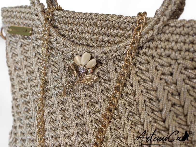Pochette Bagliore di Stile: Borsa Fatta a Mano in Cordino Lurex Beige con Dettagli Oro e Spilla Floreale