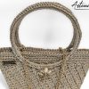 Pochette Bagliore di Stile: Borsa Fatta a Mano in Cordino Lurex Beige con Dettagli Oro e Spilla Floreale