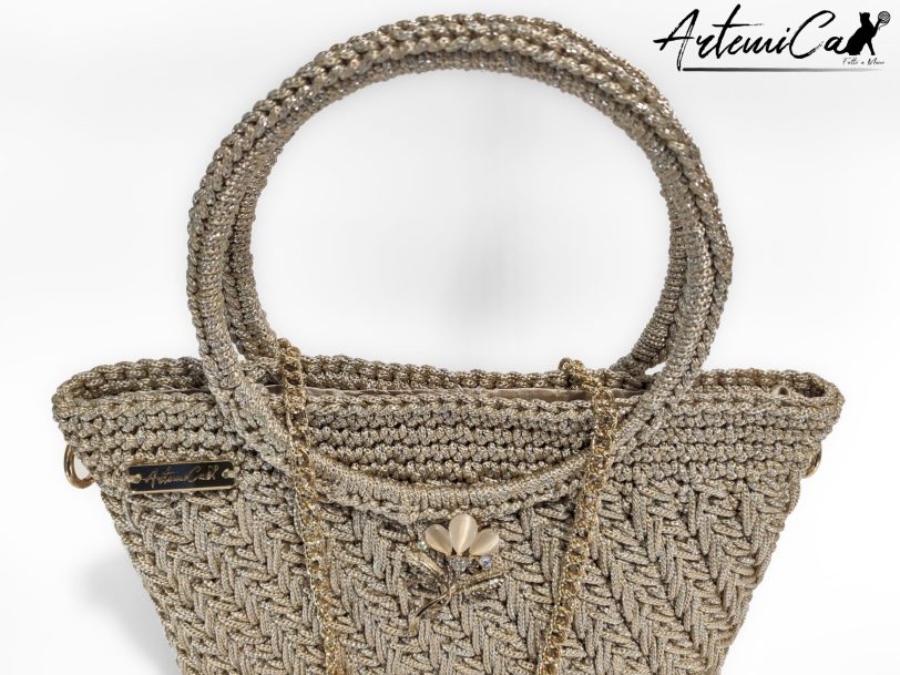Pochette Bagliore di Stile: Borsa Fatta a Mano in Cordino Lurex Beige con Dettagli Oro e Spilla Floreale