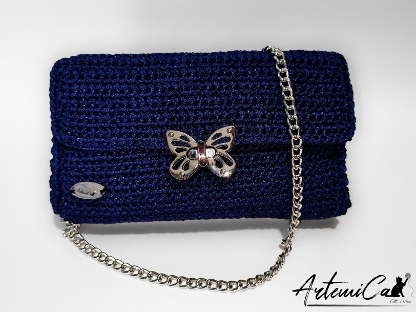 Pochette nocturne: Blu notte Fatta a Mano all’Uncinetto con dettagli Argento - per chi ama Distinguersi con Stile
