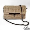 Pochette Vanilla Steel: Fatta a Mano all'Uncinetto color burro con dettagli in acciaio nero - perfetta armonia tra morbidezza e audacia