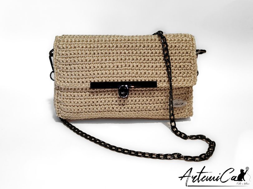 Pochette Vanilla Steel: Fatta a Mano all'Uncinetto color burro con dettagli in acciaio nero - perfetta armonia tra morbidezza e audacia