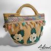 Coffa Sole di Sicilia: Borsa Fatta a Mano all’Uncinetto in cordino Beige con Pompon colorati e Rose - Colori Vibranti e Anima Mediterranea