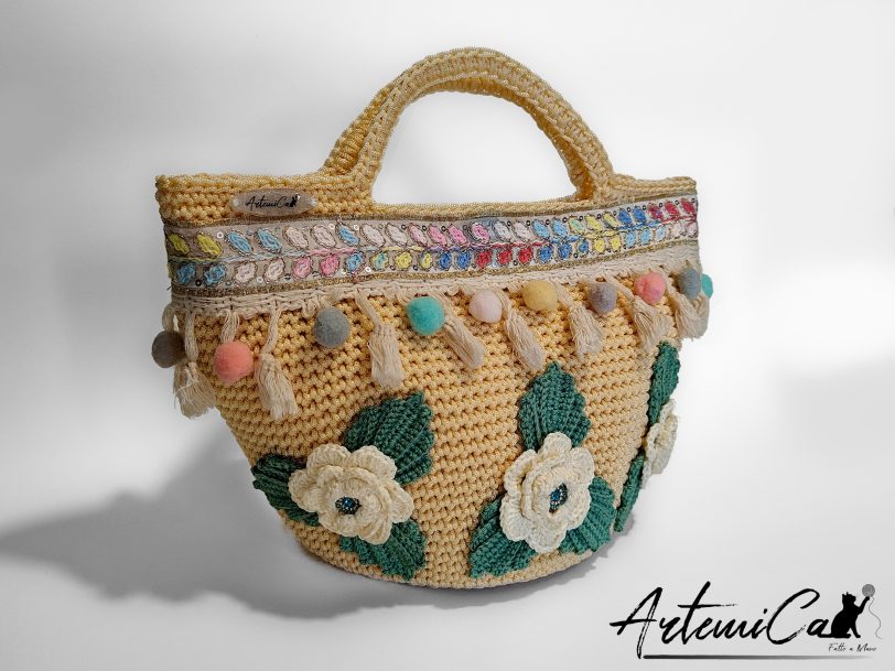 Coffa Sole di Sicilia: Borsa Fatta a Mano all’Uncinetto in cordino Beige con Pompon colorati e Rose - Colori Vibranti e Anima Mediterranea