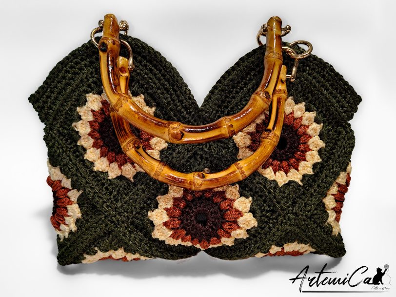 Sole d’Estate: borsa a mano all’uncinetto con granny square e manico in bambù