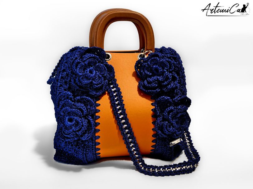 Maxi-Bag Fior di Notte: Borsa fatta a mano all'uncinetto in Blu Reale con inserti in eco-pelle
