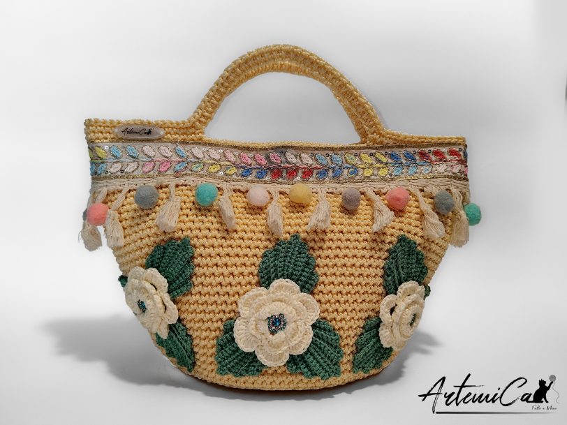 Coffa Sole di Sicilia: Borsa Fatta a Mano all’Uncinetto in cordino Beige con Pompon colorati e Rose - Colori Vibranti e Anima Mediterranea