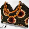 Sole d’Estate: borsa a mano all’uncinetto con granny square e manico in bambù