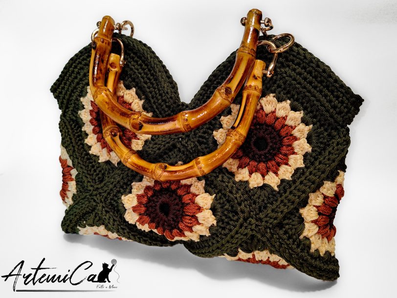 Sole d’Estate: borsa a mano all’uncinetto con granny square e manico in bambù