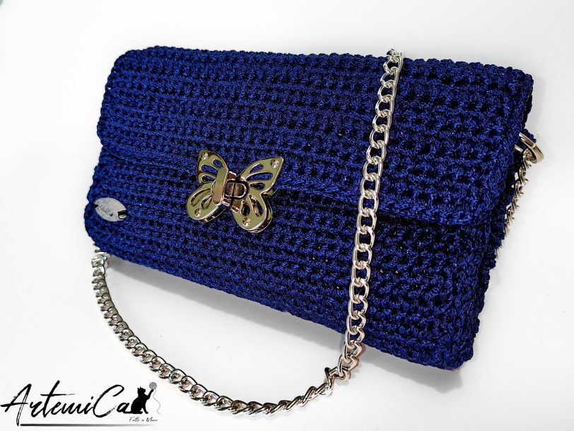 Pochette nocturne: Blu notte Fatta a Mano all’Uncinetto con dettagli Argento - per chi ama Distinguersi con Stile
