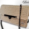 Pochette Vanilla Steel: Fatta a Mano all'Uncinetto color burro con dettagli in acciaio nero - perfetta armonia tra morbidezza e audacia