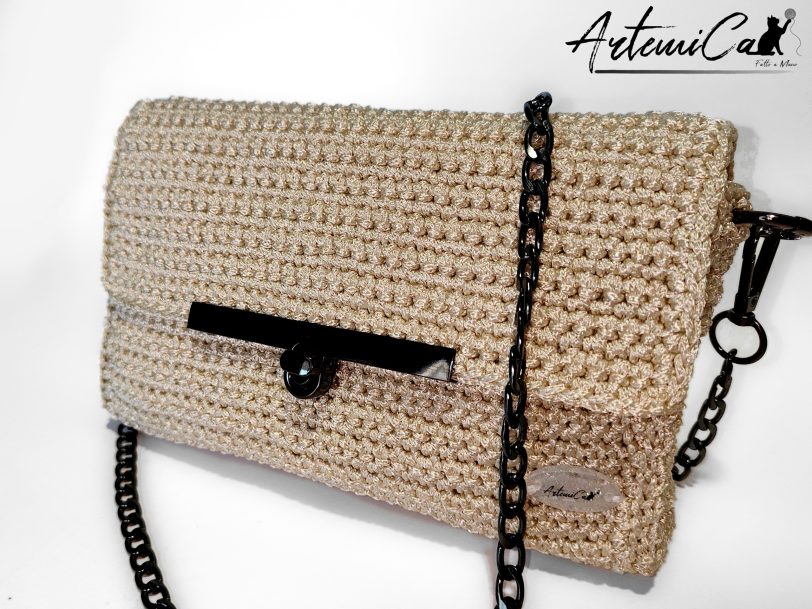 Pochette Vanilla Steel: Fatta a Mano all'Uncinetto color burro con dettagli in acciaio nero - perfetta armonia tra morbidezza e audacia