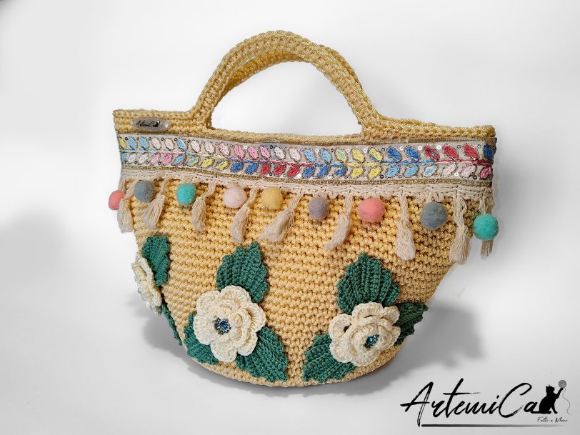 Coffa Sole di Sicilia: Borsa Fatta a Mano all’Uncinetto in cordino Beige con Pompon colorati e Rose - Colori Vibranti e Anima Mediterranea