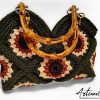 Sole d’Estate: borsa a mano all’uncinetto con granny square e manico in bambù