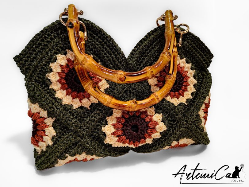 Sole d’Estate: borsa a mano all’uncinetto con granny square e manico in bambù