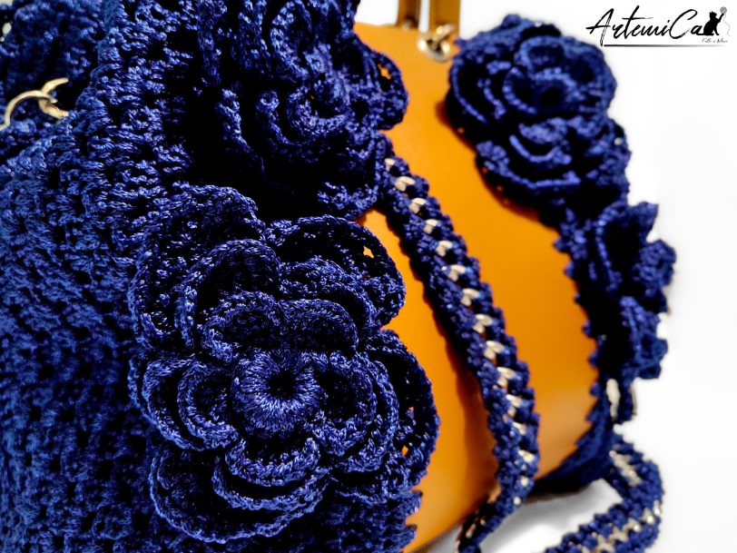 Maxi-Bag Fior di Notte: Borsa fatta a mano all'uncinetto in Blu Reale con inserti in eco-pelle