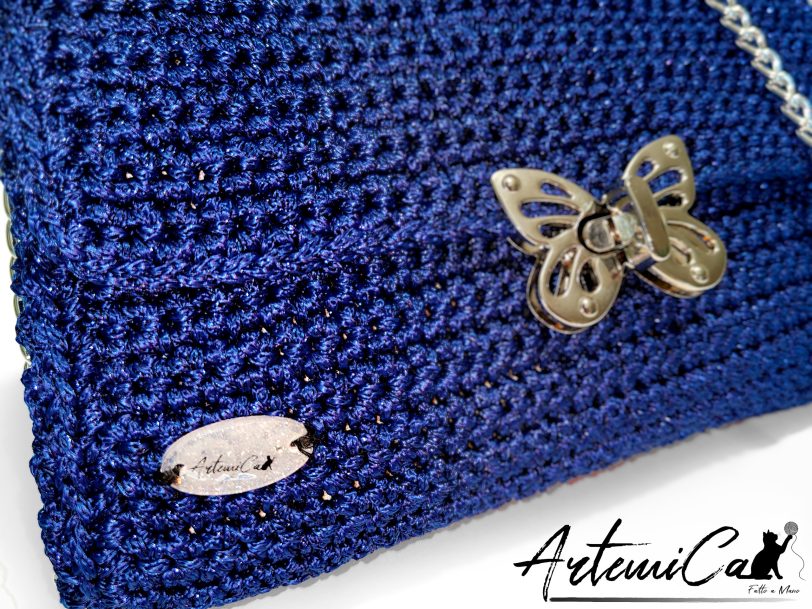Pochette nocturne: Blu notte Fatta a Mano all’Uncinetto con dettagli Argento - per chi ama Distinguersi con Stile