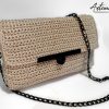 Pochette Vanilla Steel: Fatta a Mano all'Uncinetto color burro con dettagli in acciaio nero - perfetta armonia tra morbidezza e audacia